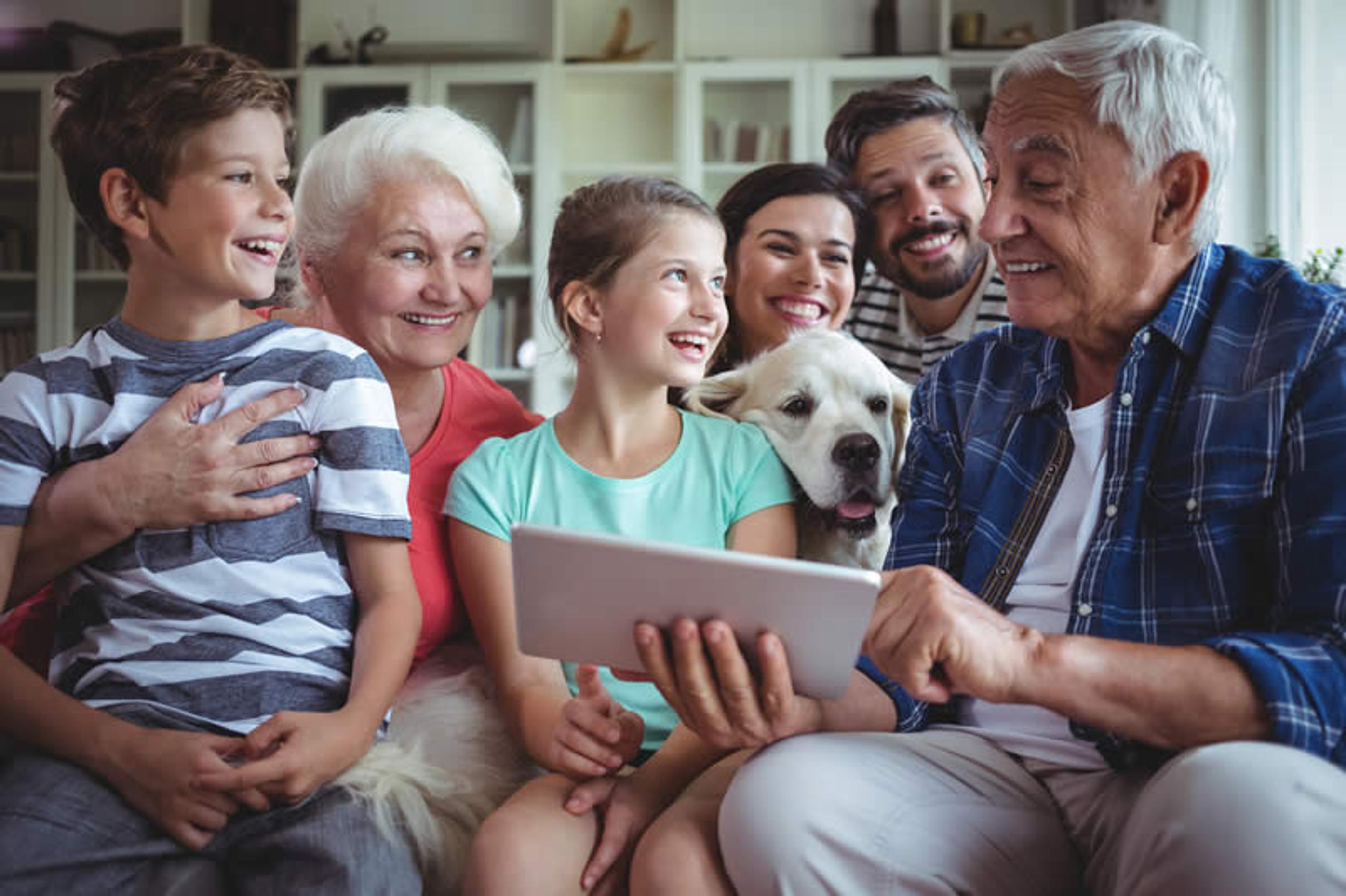 Mehrere Generationen einer Familie mit Hund