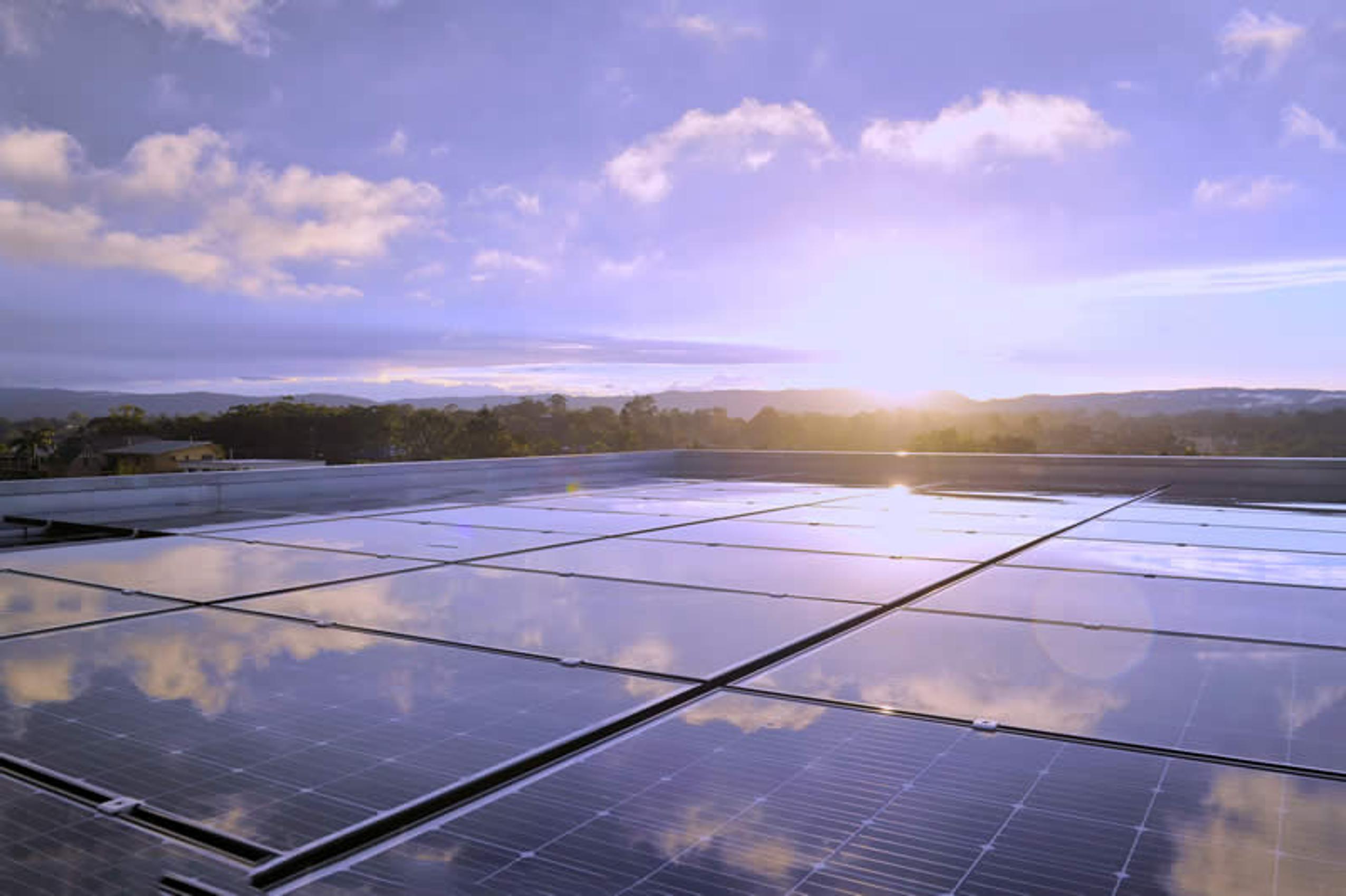 Bildquelle: shutterstock.com/Designer_Pics Solarpanele am Dach eines Hauses
